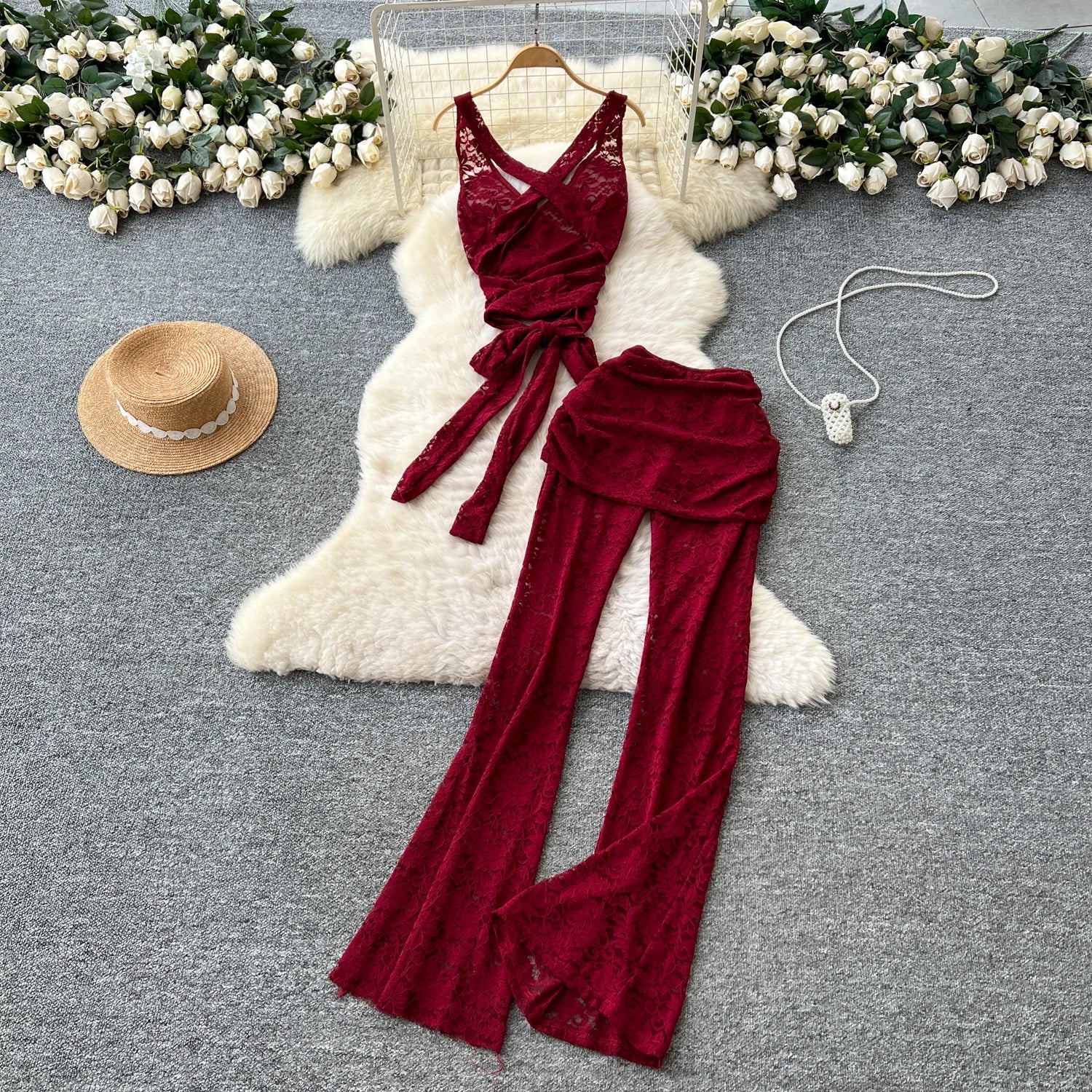 American clothing wholesale summer women’s sets include a tunic bandage top and a high-waisted lace set.