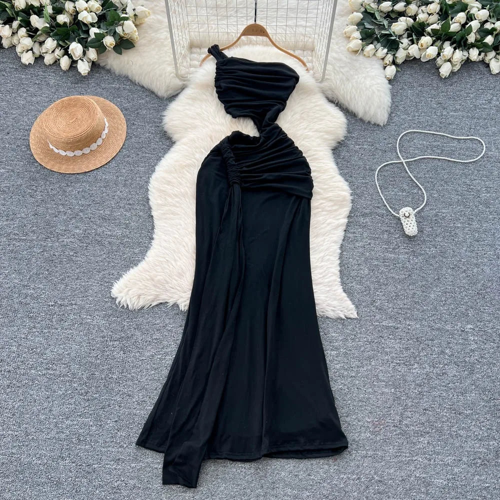 A trendy European hot girl pleated bandeau dress with an irregular cutout waist, slim fit, and pure desire design.