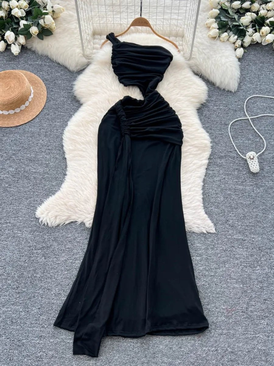 A trendy European hot girl pleated bandeau dress with an irregular cutout waist, slim fit, and pure desire design.