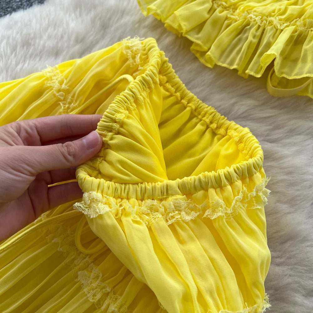 A vintage elegant halter sleeveless Korean fashion women’s clothing set for autumn, consisting of two pieces