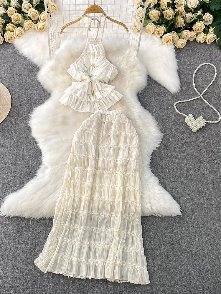 A vacation-style design with ruffled edges, a waist-cinching waistband, a slimming hem, a hanging neckline, suspenders, mesh pleats, and a high waist skirt.