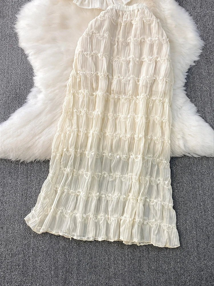 A vacation-style design with ruffled edges, a waist-cinching waistband, a slimming hem, a hanging neckline, suspenders, mesh pleats, and a high waist skirt.